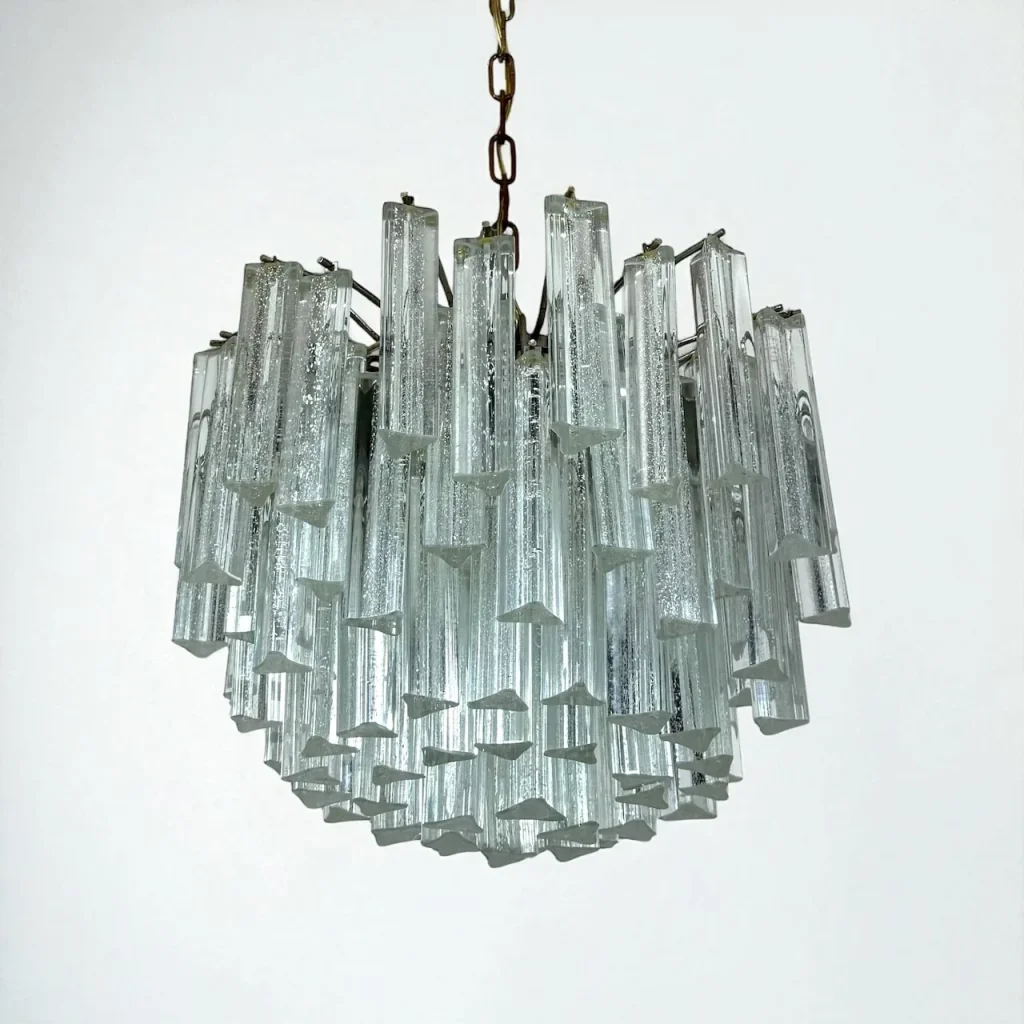 1970s Murano glass chandelier with 84 clear trilobal prisms and metal frame