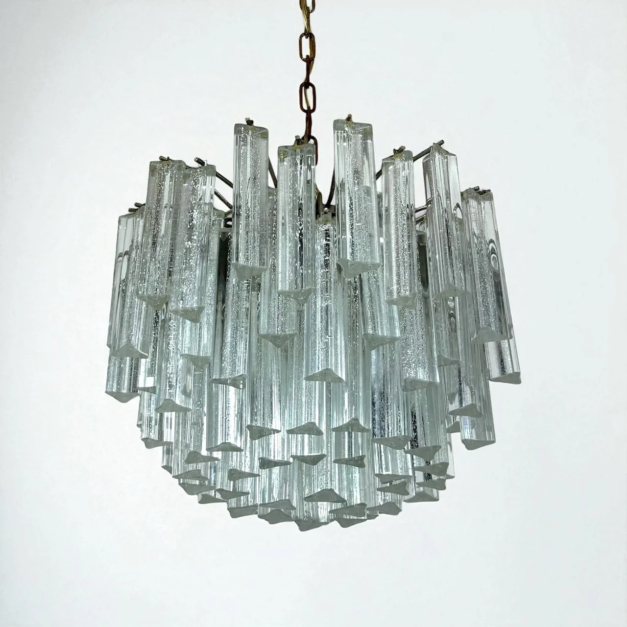1970s Murano glass chandelier with 84 clear trilobal prisms and metal frame