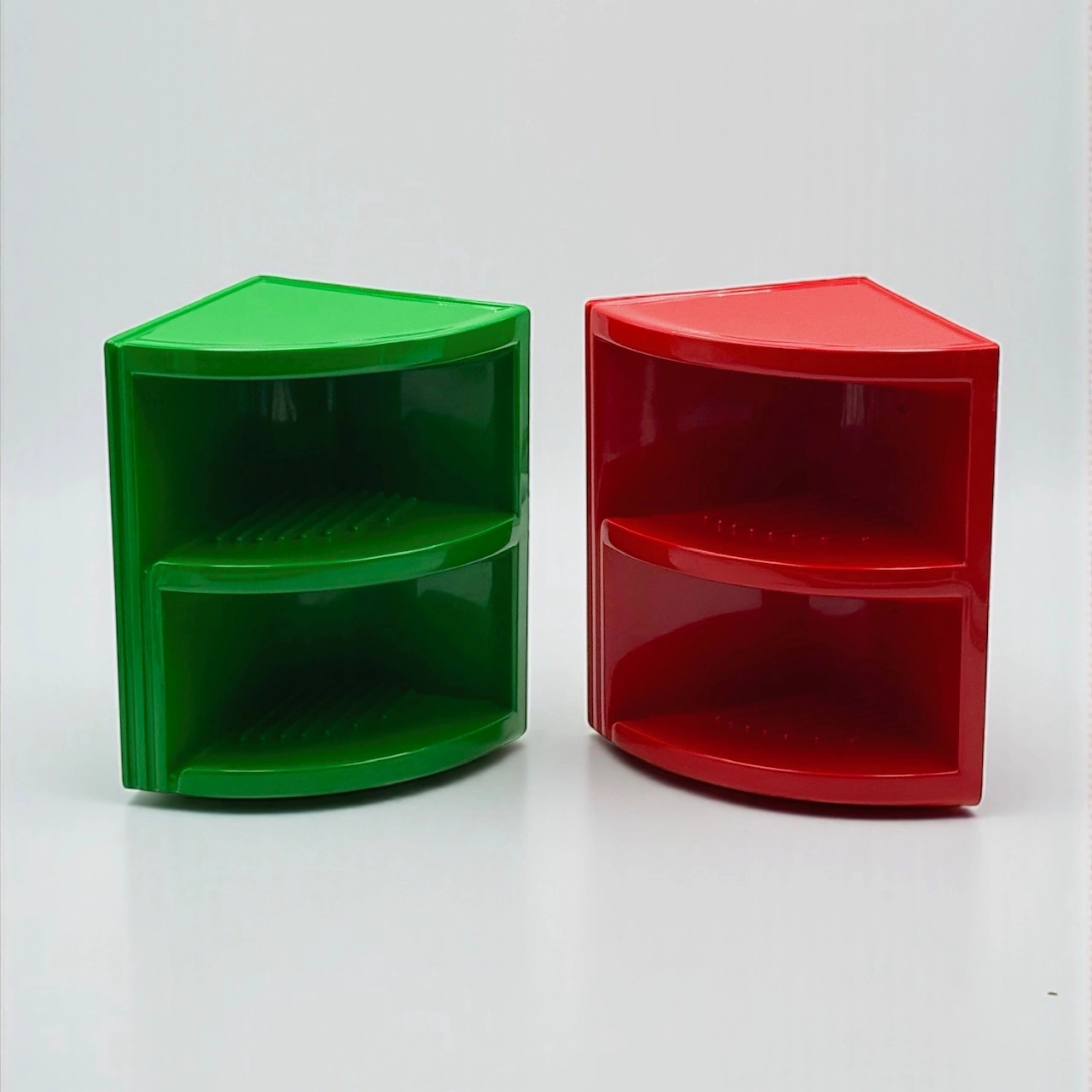 Gedy Wall Shelves by Makio Hasuike in red and green 1970s