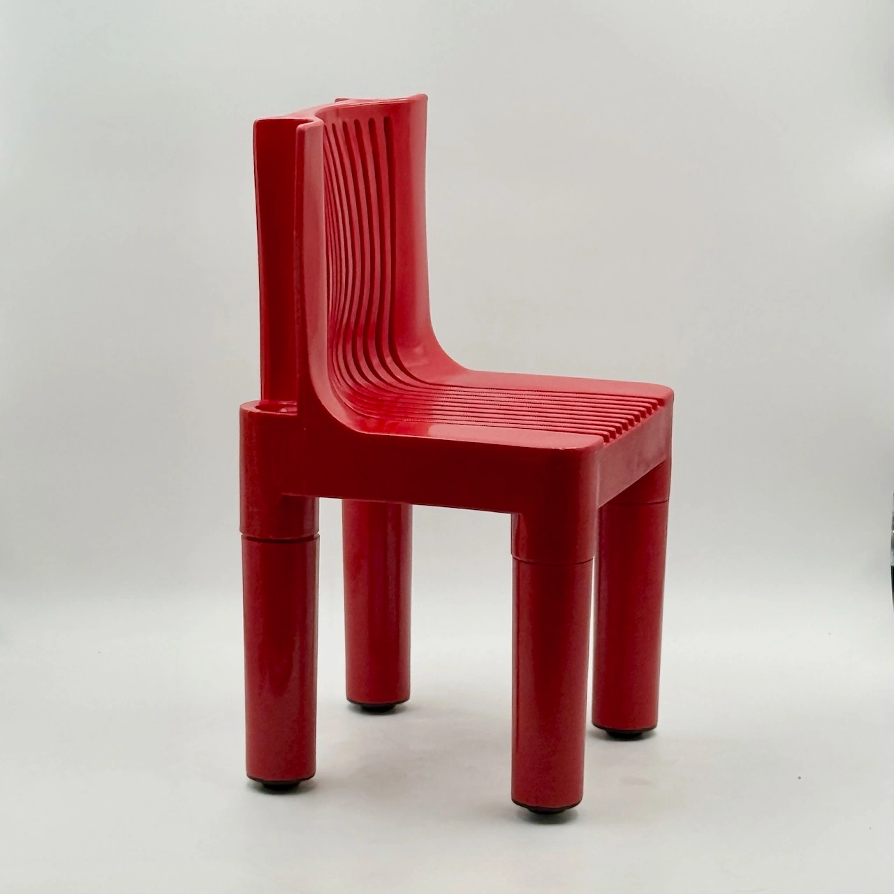 Vibrant red Kartell kids chair K1340 by Sapper Zanuso